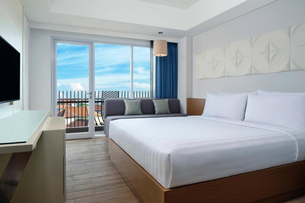 Отель Fairfield By Marriott Bali Kuta Sunset Road Экстерьер фото