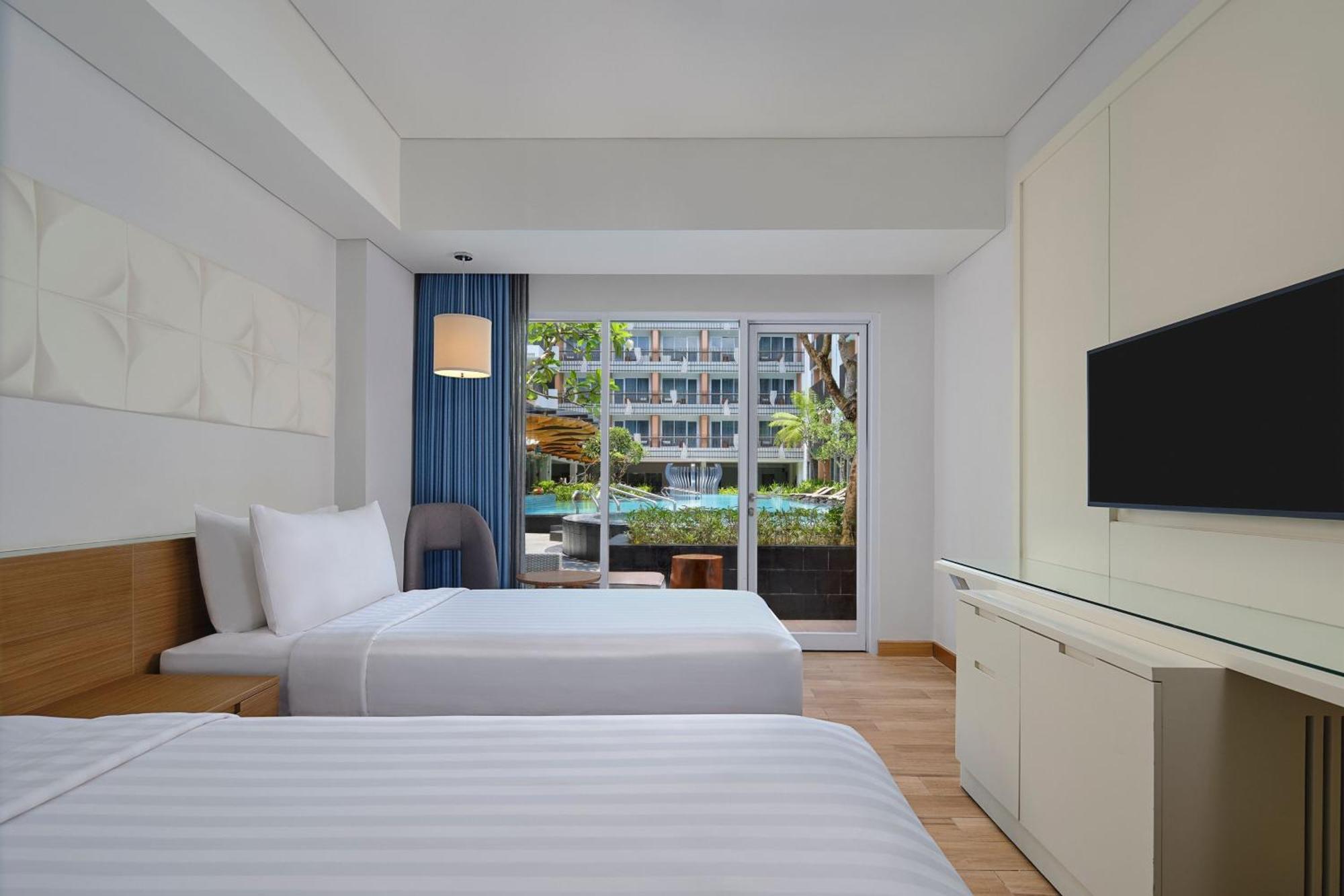 Отель Fairfield By Marriott Bali Kuta Sunset Road Экстерьер фото